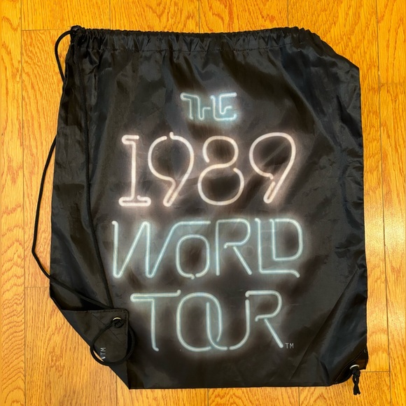 Taylor Swift 1989 World Tour Drawstring Bag - Picture 1 of 5